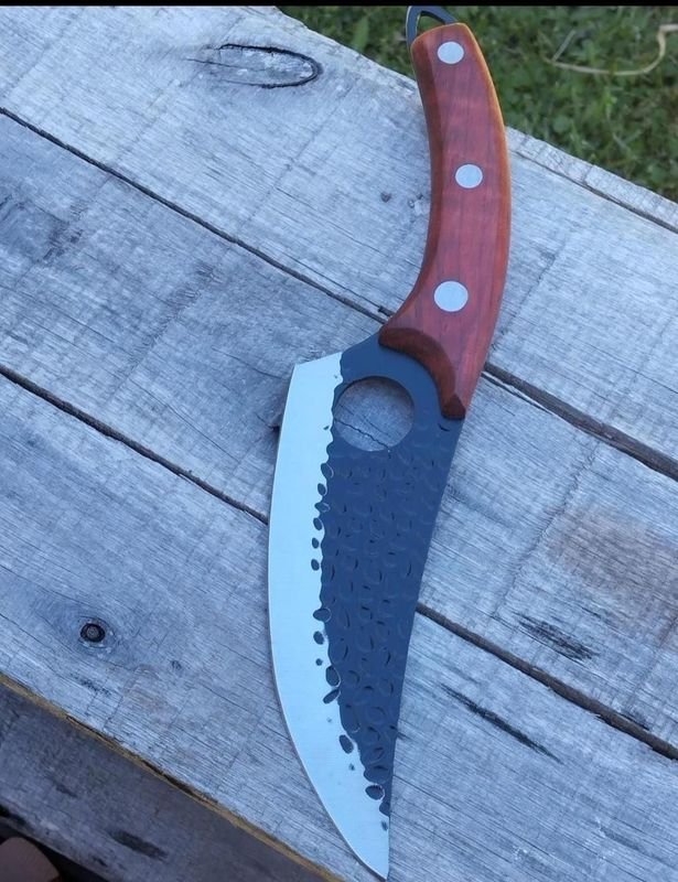 Cuchillo Curvo Artesanal con Hoja de Acero y Mango de Madera