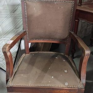 Lote siguiente: Sillón Antiguo de Madera con Tapizado Marrón y Tachas
