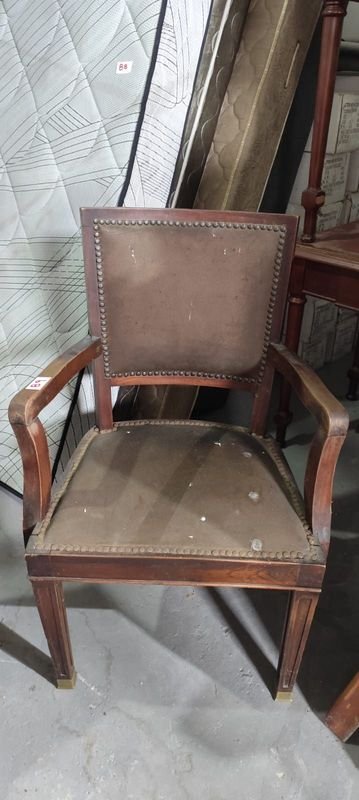 Sillón Antiguo de Madera con Tapizado Marrón y Tachas