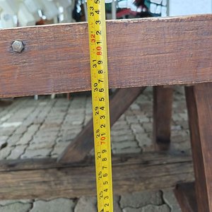 Mesa de Barbacoa Estilo Rustico de Madera Maciza - De Gran Porte con Patas Robustas Dispuestas en Ángulo y Un Travesao de Tirante  - Medidas 209 cm x 131 cm x 83 cm Alto - imagen 9