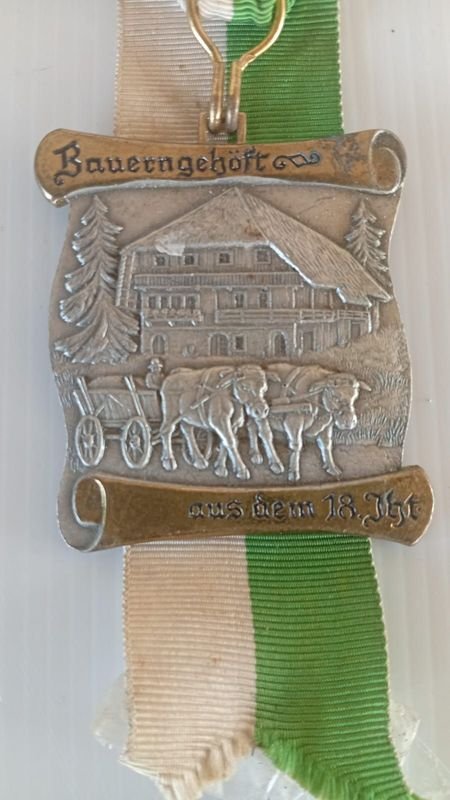 Lote siguiente: Medalla comemorativa de la Cruz Roja Alemana de 1975