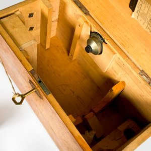 Microscopio antiguo en metal y bronce, con lentes ,accesorios, caja madera (espejo avería) - imagen 7