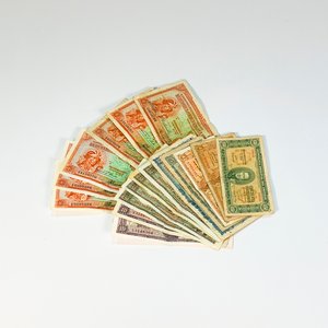 Diecisiete Billetes Uruguayos de Diversos Valores y Épocas - imagen 1