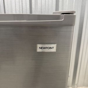 Heladera Minibar Newpoint FR-92S Plateada con Cerradura - imagen 2