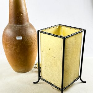 Lote siguiente: Florero de Cerámica (41 cm, pegado) y Lámpara de Sobremesa (28 cm)