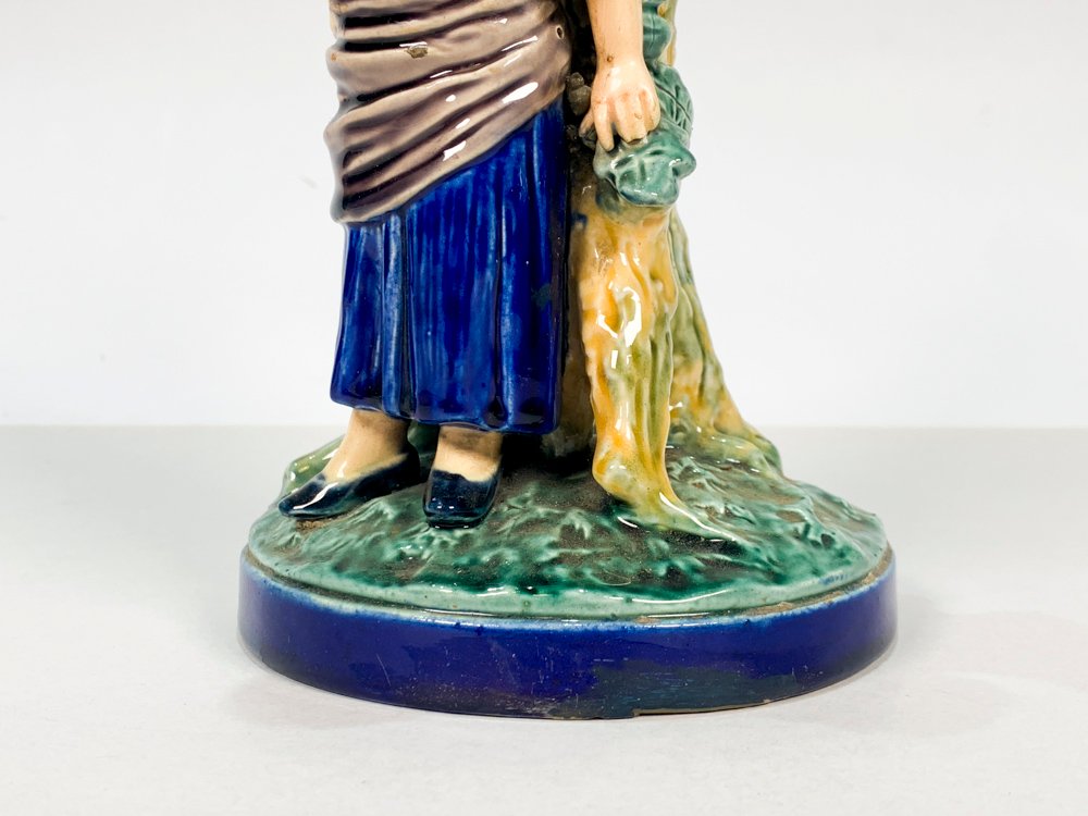 Figura mayólica de dama recostada en árbol - imagen 3