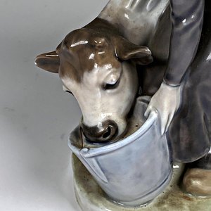 Figura de Porcelana Royal Copenhagen: Dama con Vaca - imagen 4
