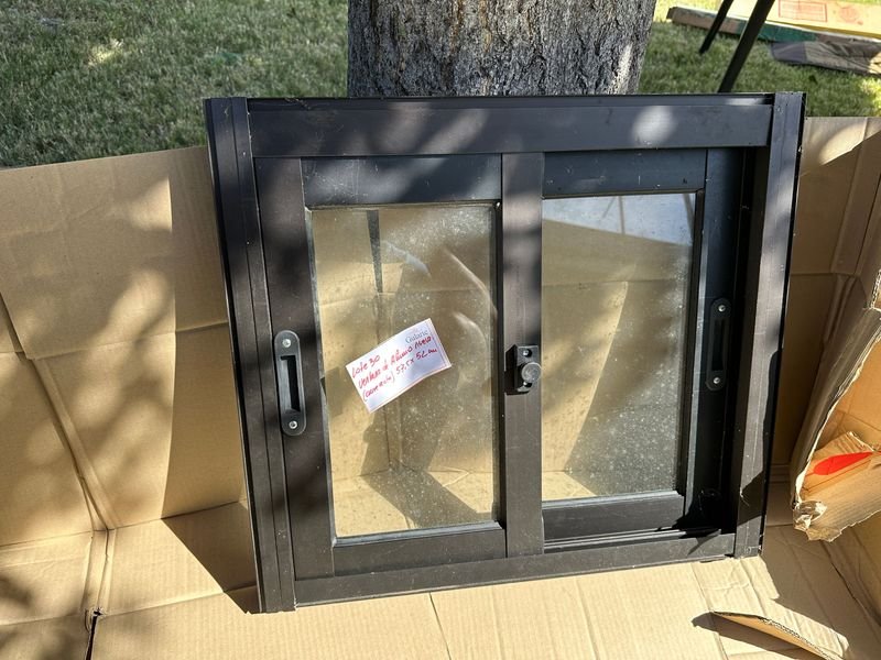 Lote anterior: Ventana de aluminio nueva con cerradura central y etiqueta