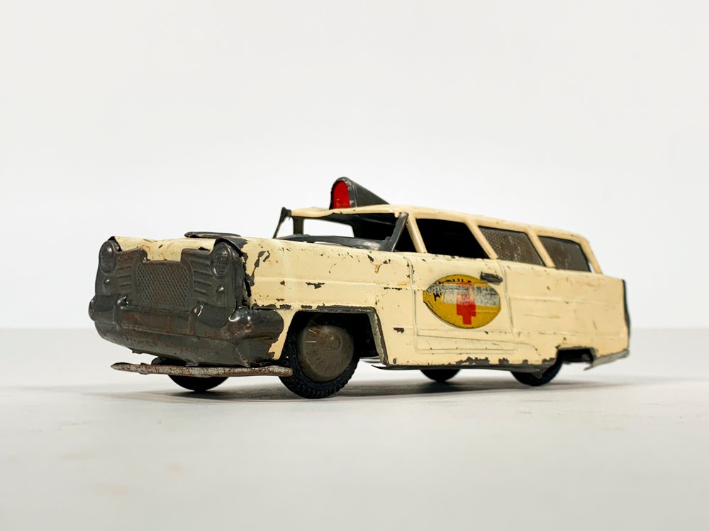 Ambulancia de chapa con detalles - imagen 2