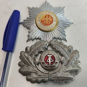 Lote siguiente: Insignias Coleccionables: Prusia (Estrella de Pecho) y Oficial RDA (Gorra)