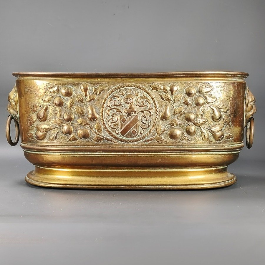 Lote anterior: Jardinera de bronce con diseños repujados y apliques de perro foo