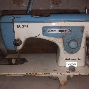 Dos Máquinas de Coser Vintage: Elgin Automátic y Severbon Arg. - imagen 6