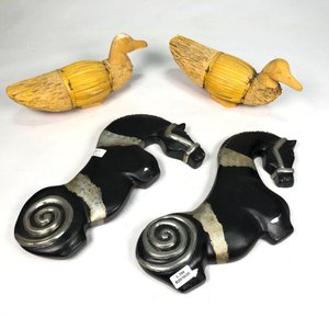 Lote siguiente: Lote de 4 Figuras: 2 Patos de Madera y 2 Caballos de Yeso