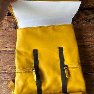Mochila Amarilla Gastón Luga Splash 13" Impermeable - imagen 9
