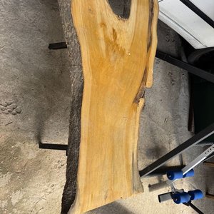 Lote siguiente: Mesa Rústica de Madera Maciza con Patas Metálicas