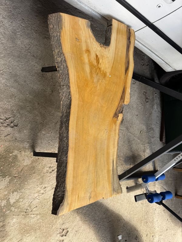 Mesa Rústica de Madera Maciza con Patas Metálicas
