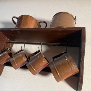 Repisa de Madera con Ganchos, 2 Jarras y 4 Tazas de Cobre - imagen 3