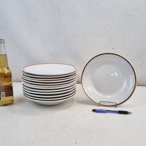 Juego de 13 Platos Hondos de Porcelana Olmos Uruguayos con Borde Dorado - imagen 2