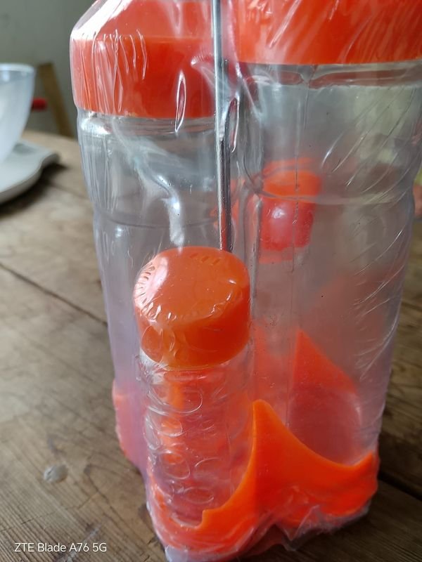 Aceitera de Plástico con Tapa Naranja