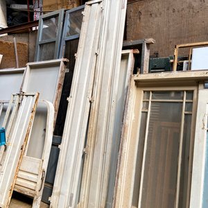 Cuatro piezas: para camion dos barandas de metal color blanco 300 x 35 cm y baranda detrás de cabina 156 x 180 cm py puerta trasera 170 x 65 cm - imagen 2