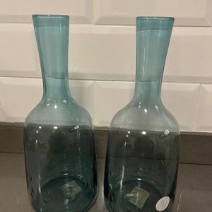 Lote siguiente: Juego de 2 Botellas de Vidrio Azuladas Decorativas
