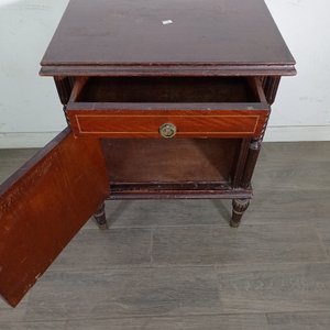 Mesa de Noche Estilo Sheraton con Cajón y Puerta - imagen 4