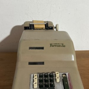 Lote siguiente: Sumadora Antigua Tornado Color Beige