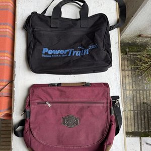 Lote anterior: Lote de 2 Bolsos: Negro "PowerTrain 2000" y Bordeaux Estilo Maletín