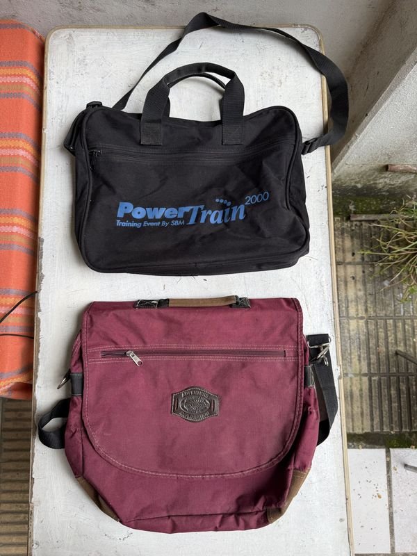 Lote de 2 Bolsos: Negro "PowerTrain 2000" y Bordeaux Estilo Maletín