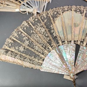 Lote de Tres Abanicos Antiguos: Nácar Decorado y Madera Pintada a Mano - imagen 22