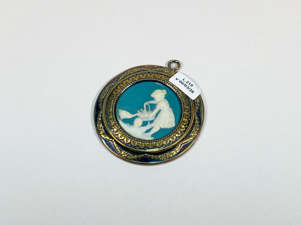 Lote siguiente: Colgante de metal circular tipo frances con camafeo de porcelana