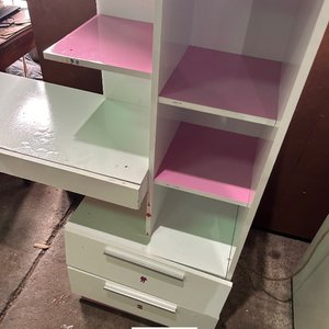 Escritorio Blanco con Estantes Rosados y Cajones - imagen 5