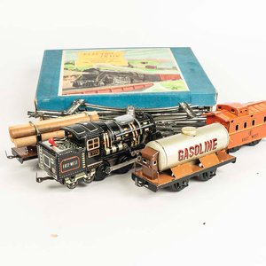 Juego de tren Transcontinental de chapa litografiada marca Trade Mark made in Japan compuesto por: Locomotora, 3 vagones y tramos de vías en su caja original. - imagen 2