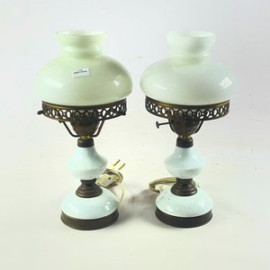 Lote siguiente: Par de Lámparas de Mesa Vintage en Vidrio Blanco y Bronce