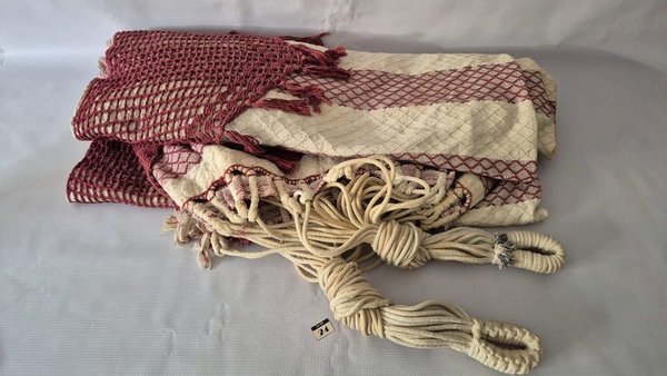 Hamaca Paraguaya De Tela Reforzada a Rayas Blancas y Bordó con Extremos De Tejido Decorativo a Crochet y Sogas Blancas - imagen 6