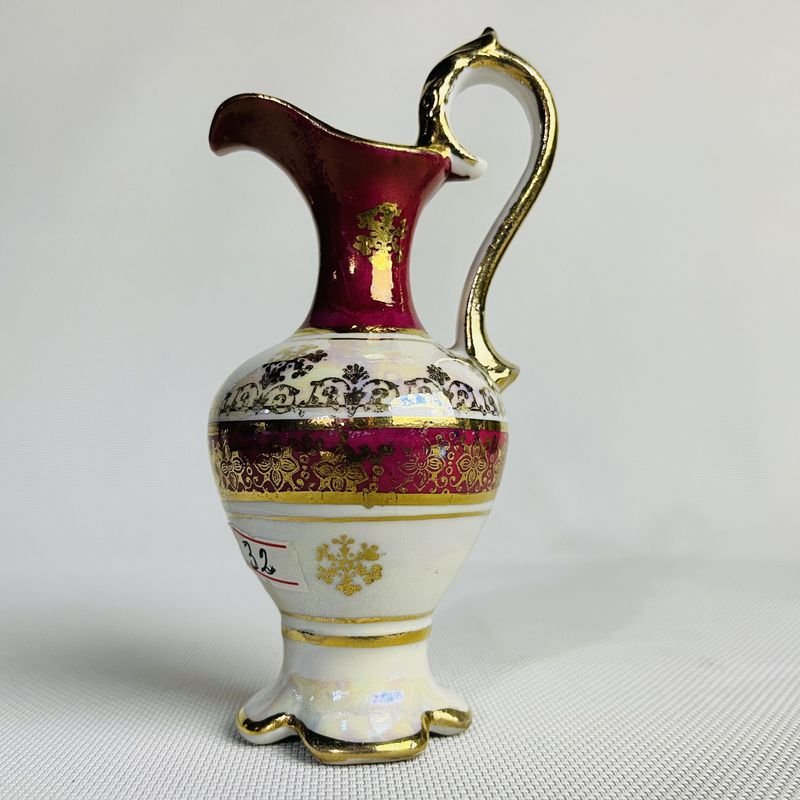 Jarrita vintage en porcelana con escena galante y dorado - imagen 3