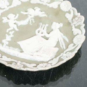 Platito de Porcelana con Relieve y Figuras Clásicas - 16 cm - imagen 2