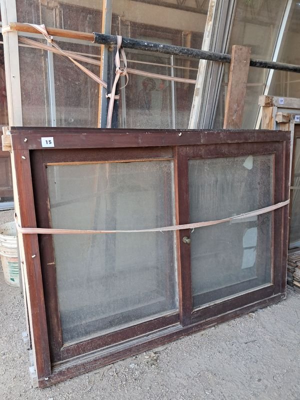 Ventanas de madera con marco marrón