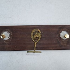 Lote anterior: Perchero de Pared Rústico en Madera Oscura con Herradura y Cabeza de Caballo