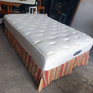 Lote anterior: Conjunto Colchón Beautyrest con Box, Pollerín y Base Metálica Desarmable