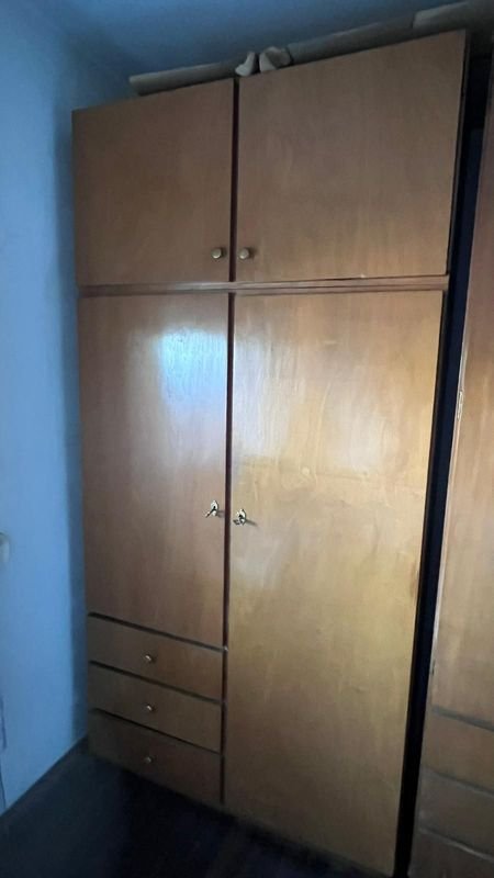 Ropero de madera con dos puertas y un cajón - imagen 1
