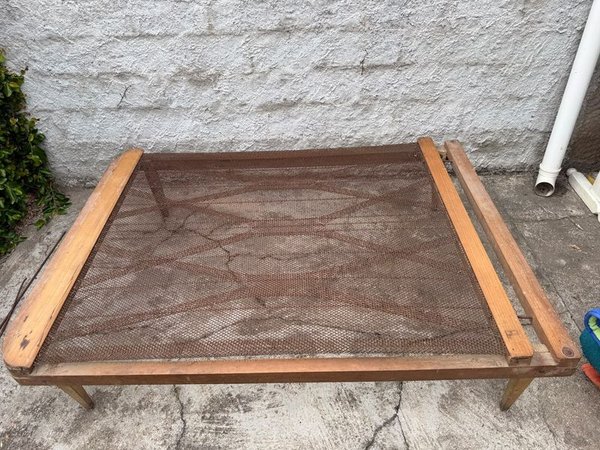 Cama antigua de madera con sommier de metal
