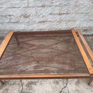 Lote siguiente: Cama antigua de madera con sommier de metal