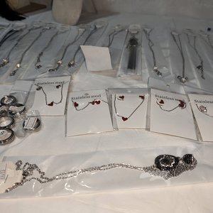 Lote de 50 Piezas de Joyería Surtida en Acero Quirúrgico: Collares, Anillos y Aretes - imagen 5