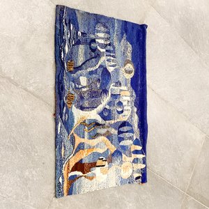 Lote siguiente: Tapiz de Lana Tejido a Mano "Isla Azul" Firmado por Mary Desta - 125 x 82 cm