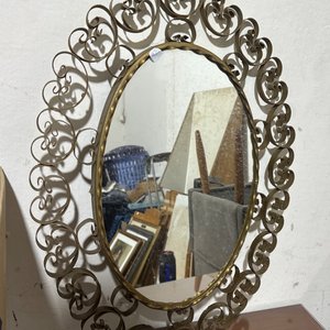 Lote siguiente: Espejo Ovalado con Marco de Metal Dorado Estilo Vintage