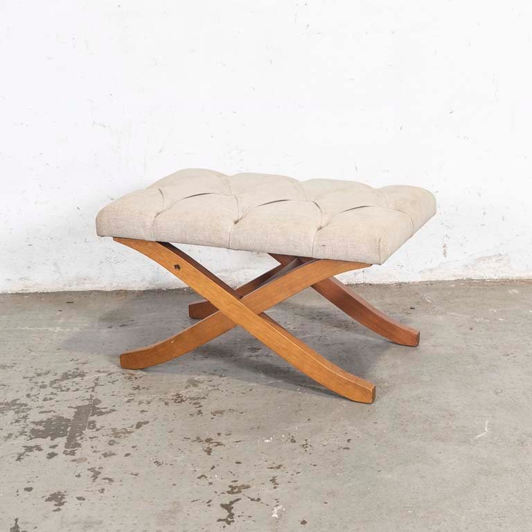 Lote siguiente: Banqueta con patas tijera y asiento capitoneado para limpiar