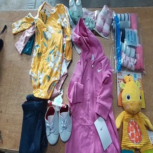 Lote anterior: Lote de Ropa y Accesorios para Bebé: Enteritos, Bodys, Zapatillas y Más