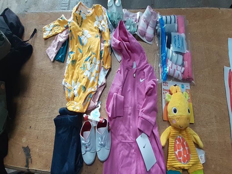 Lote de Ropa y Accesorios para Bebé: Enteritos, Bodys, Zapatillas y Más