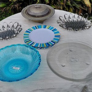 Lote de Vajilla y Utensilios de Cocina: Platos, Bandejas y Recipientes - imagen 1